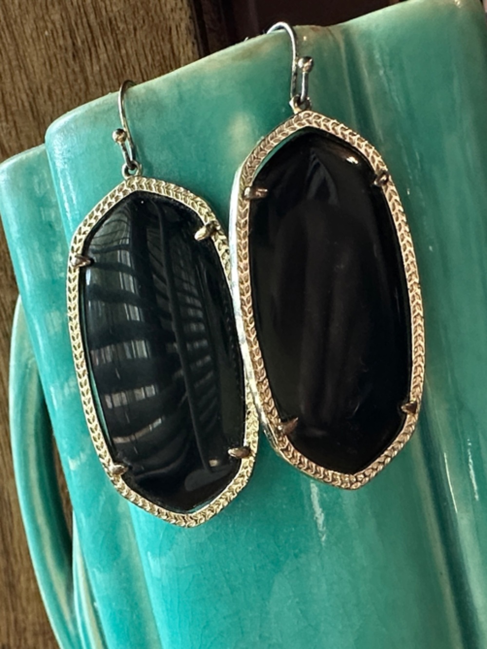 Kendra Scott Black Drop dangly Earrings in Goldtone metal